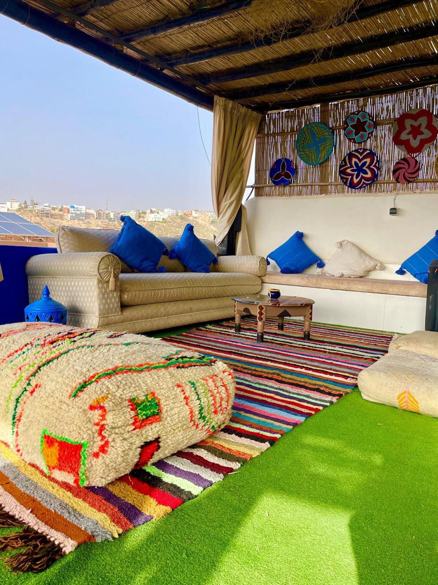 לינה וארוחת בוקר Tamraght Surf & Salsa Ocean House מראה חיצוני תמונה